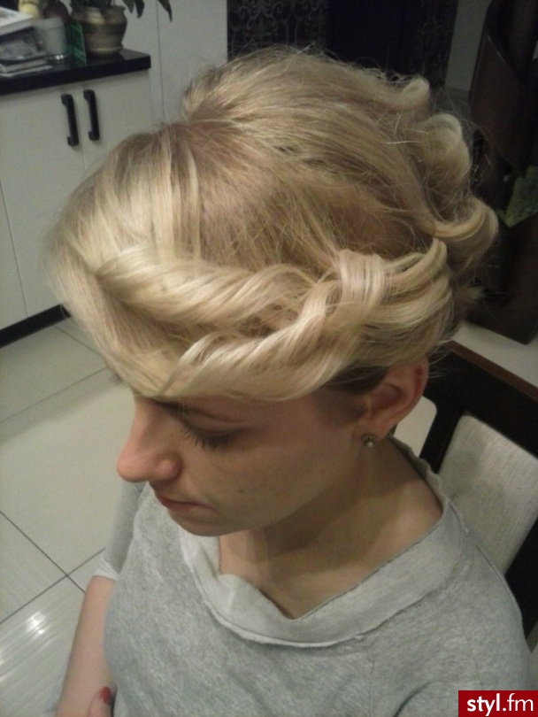 Blond Rozpuszczone Kręcone Wieczorowe Krótkie Fryzury