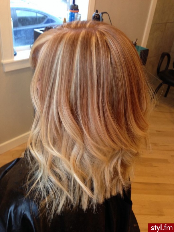 Blond Rozpuszczone Kręcone z grzywką Wieczorowe Średnie Fryzury