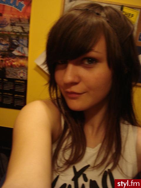 Dlugie a zarazem krotkie:)
Krotsze wlosy uniesione lekko jakakolwiek opaska;)) - EMO Alternatywne Średnie Fryzury