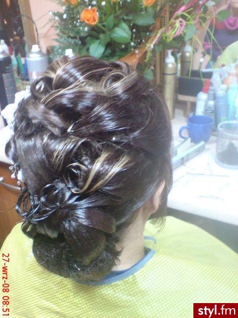 Upięcia wieczorowe i ślubne to specjalność naszego salonu.Salonik fryzjerski u ANI ul.Kopernika 8 11-200 Bartoszyce tel0897622180 - Ślubne Średnie Fryzury