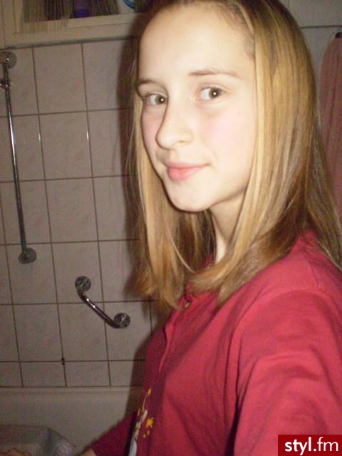 sama ją robiłam :) tu nic nie trzeba zrobić wystarczy tylkowłożyć 2 pasemka włosów pod włosy :) - Długie Fryzury