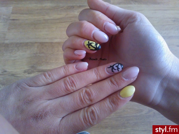 Blondi Nails - Migdałki Malowane farbkami Paznokcie