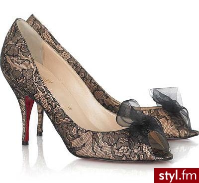 bardzo modna w tym sezonie koronka znalazła się na butach od Christiana Louboutina, cena: 293 funty - Pozostałe Buty Moda
