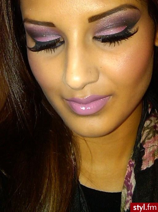 makijaż. Eyes
udpp
nyx jumbo pencil in milk as base
barry m dazzle dust 86(baby pink) in lids
barry m dazzle dust (hot pink) in crease
Mac carbon e/s outer v and crease
mac naked lunch e/s as highlight
mac all that glitters e/s for blending crease  - Makijaże