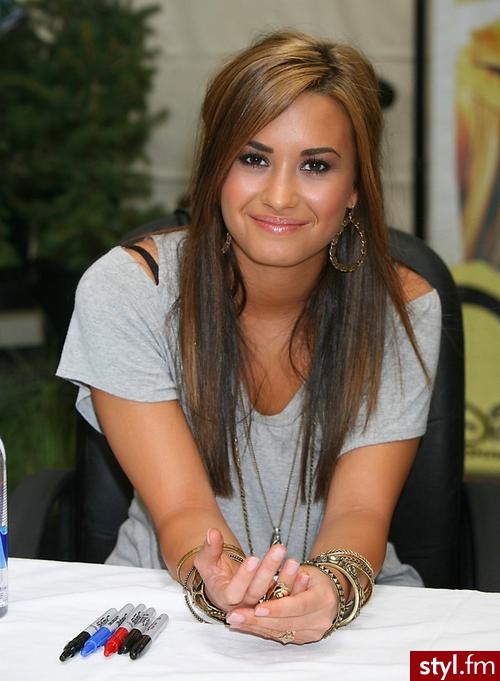 Demi Lovato - Brązowe Rozpuszczone Proste z grzywką Na co dzień Średnie Fryzury