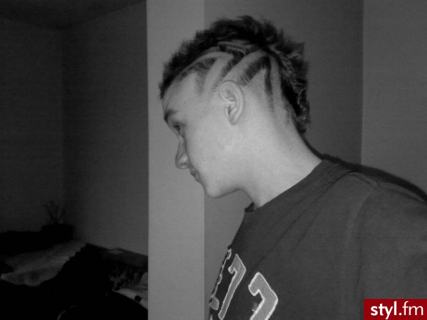 fryzura zrobiona w supraslu hyhas :D koło gapćia ;] - Punk Rock Alternatywne Średnie Fryzury