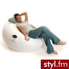 Zapadnij się wygodnie w ten ergonomicznie zaprojektowany fotel i udaj się na dźwiękową podróż. Ten futurystyczny fotel posiada wbudowane 2 znakomitej jakości głośniki, które pozwolą Ci na prawdziwy relaks w każdych warunkach - Misz-masz