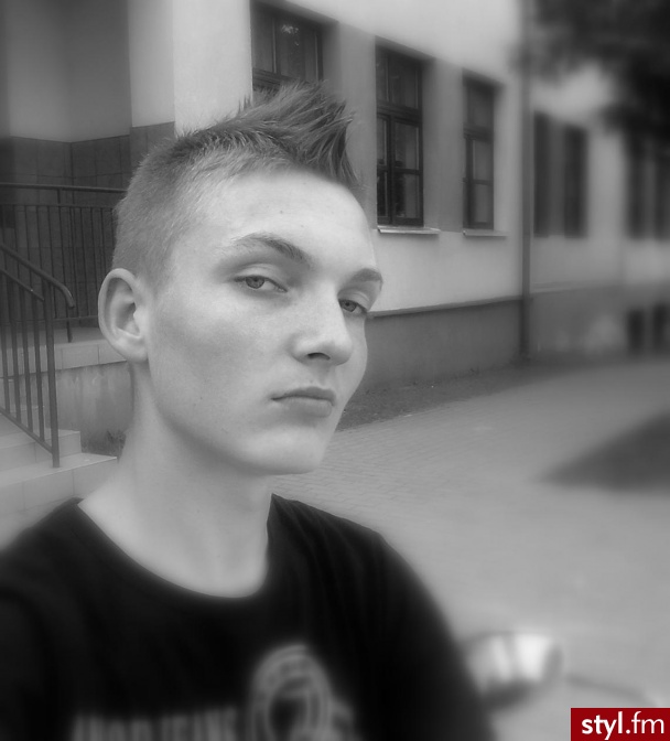 TO JEST NIBY KRÓTKI IROKEZ ALE OD PRZODU CHUJ**O WYGLĄDA....CO MÓGŁBYM Z TYM ZROBIĆ? - Średnie Fryzury
