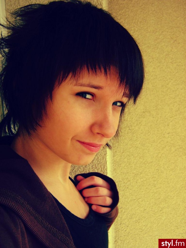 Nastroszone.. Krótko ścięta, lekka i zwiewna fryzura. Nie zakrywa oczu, podchodzi nieco pod emo styl. W tym momencie z tyłu nastroszone włosy migiełką, ale mogą też pozostać proste. - Krótkie Fryzury