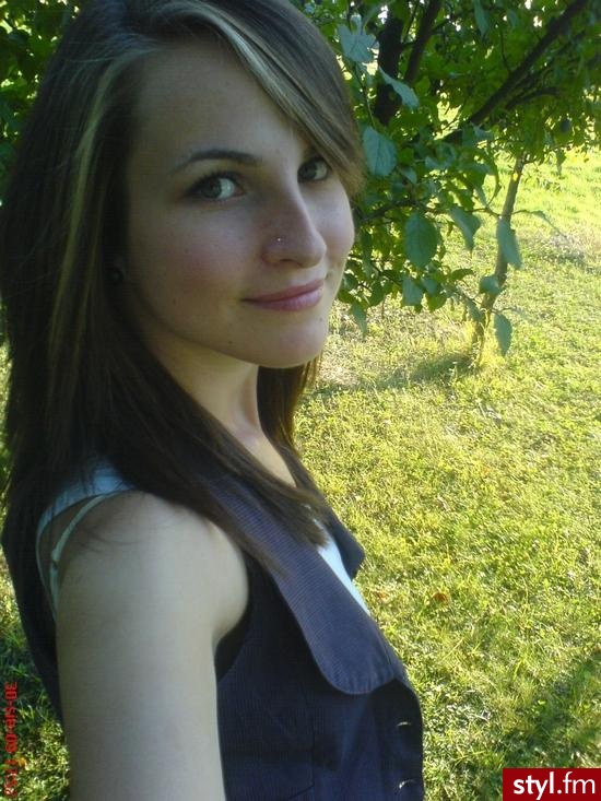moj naturalny kolor wlosow, poza tym dawno i nieprawda ;D - Brązowe Rozpuszczone Proste z grzywką Na co dzień Średnie Fryzury