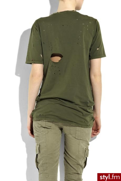 Bawełniany t-shirt. Bawełniany t-shirt. Balmain posiada w swojej ofercie zupełnie prosty, bawełniany t-shirt ozdobiony modnymi rozdarciami. Dom mody wycenił ten model na, bagatela, 1 625$. - Pozostałe Ciuchy Moda