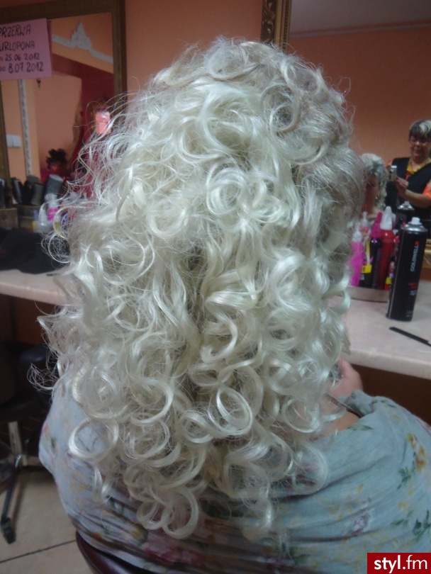 Blond Kok Kręcone Wieczorowe Średnie Fryzury