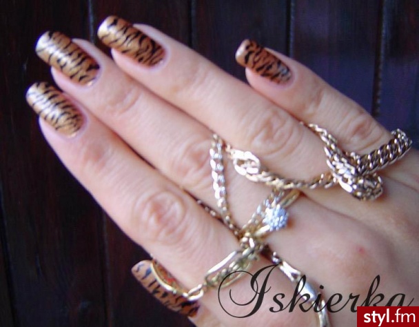 Autor: Dolly tygrysek. Autor: <b>Dolly</b><br /> Zdobienie Iskierki - Paznokcie