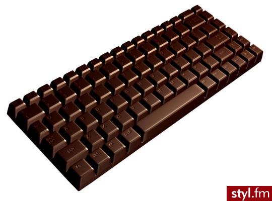 czekoladowa klawiatura. mmm ... szybciej bym ją zjadła niż na niej pisała xD 
Śmieszne , fajny pomysł :) - Moje biurko Wnętrza